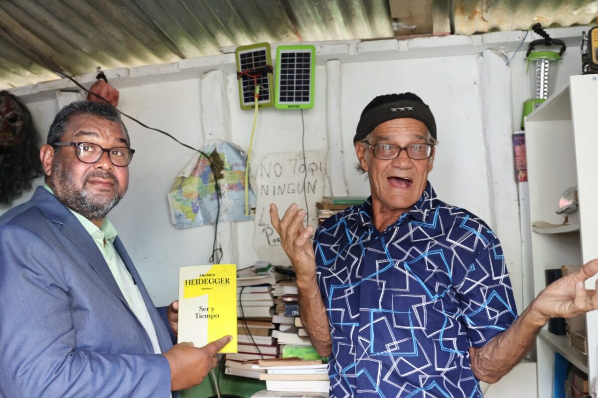 El Prof. Eulogio Silverio, Benjamín Bobadilla y el Lic. Osvaldo Familia en cámara durante la entrega de libros donados para la biblioteca personal de Benjamín Bobadilla.