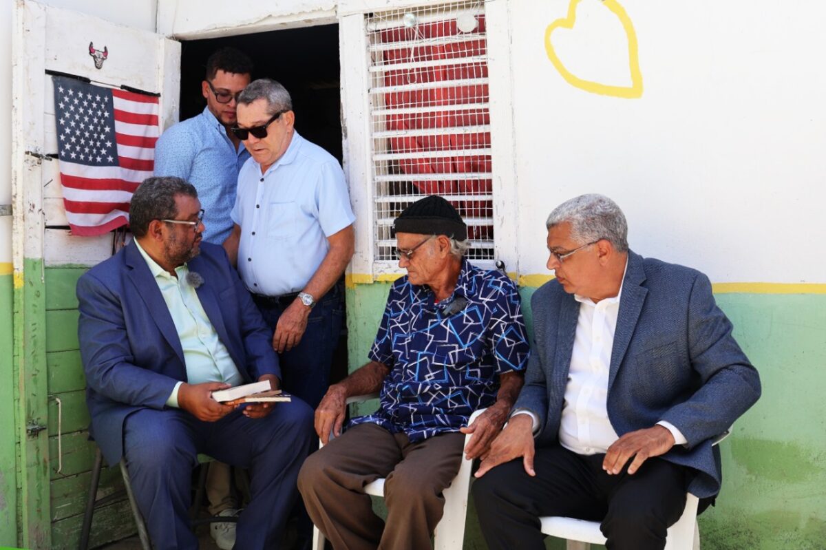 Eulogio Silverio, Benjamín Bobadilla, William Mejía Chalas, Alejandro Arvelo, Lic. Reynaldo García y Osvaldo Familia en cámara en la entrega de Libros a Benjamín Bobadilla