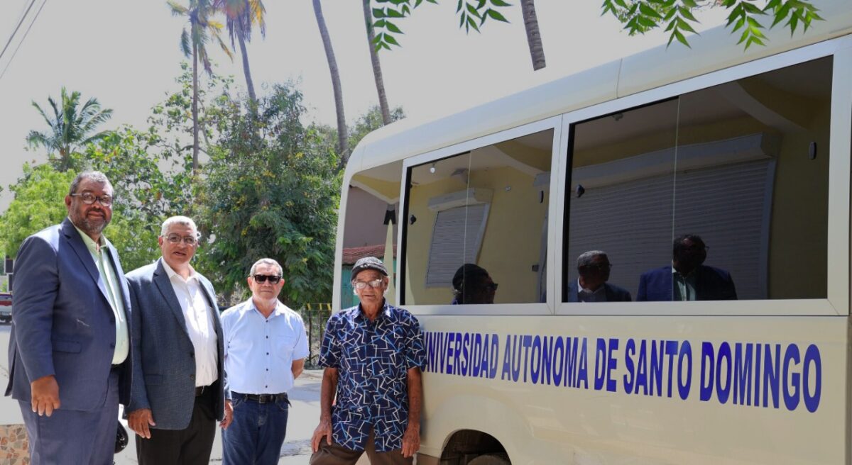 UASD Realiza Entrega de Libros a Benjamín Bobadilla